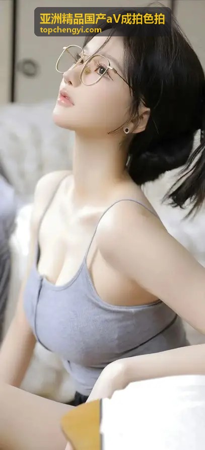 VR体验:沉浸式女友互动 - 亚洲精品国产aV成拍色拍